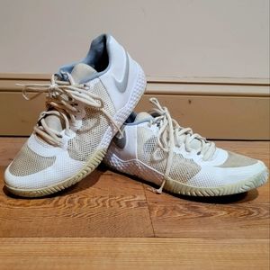 Nike womens walking shoe si,e 8